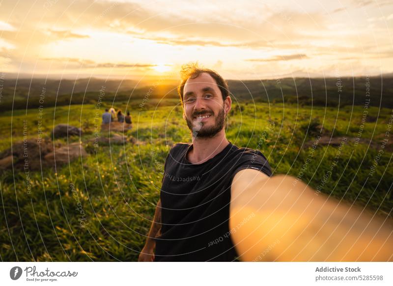 Glücklicher Mann nimmt Selfie bei Sonnenuntergang Tourist Lächeln Selbstportrait malerisch Tal Costa Rica männlich fotografieren Natur Landschaft Sommer reisen