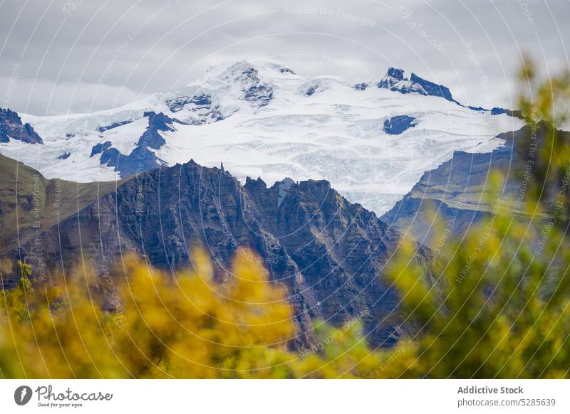 Felsige Berge mit Schnee bei bedecktem Himmel Landschaft Berge u. Gebirge Formation massiv Natur Ambitus Kamm Gipfel felsig Island atemberaubend spektakulär