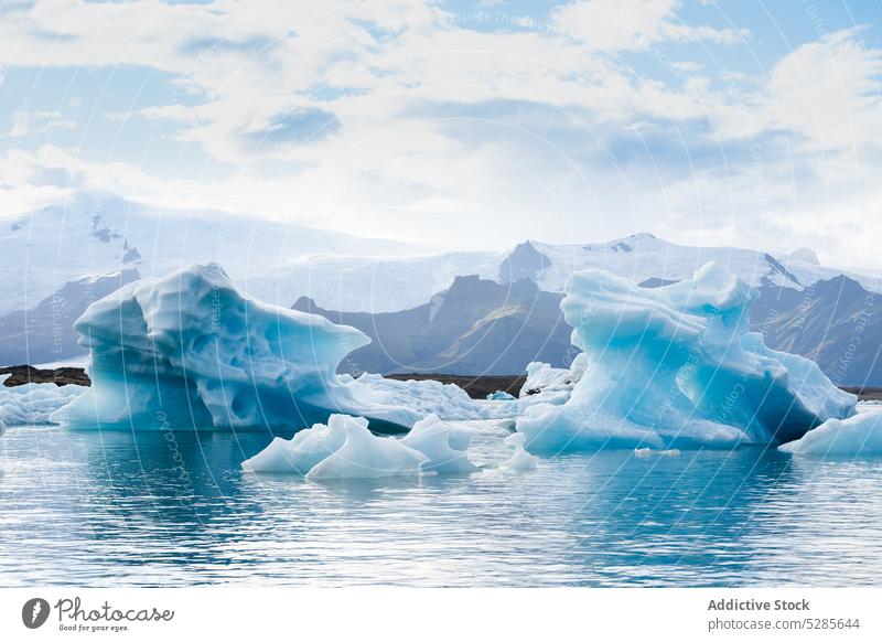 Eisberge im kalten Meerwasser MEER Winter Formation dumpf Wasser Wetter gefroren Island Ufer Küste Frost Rippeln Saison grau Temperatur Norden polar Kristalle