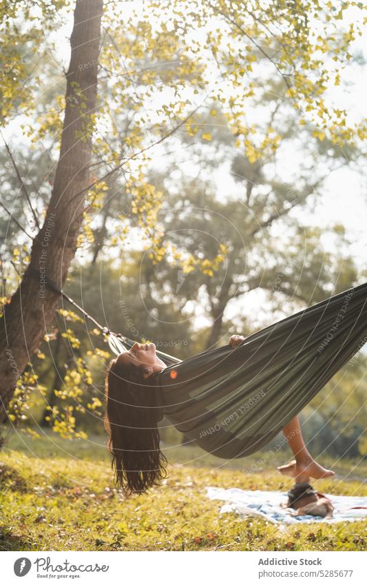 Frau sitzt in Hängematte im Wald sich[Akk] entspannen ruhen räkeln Natur Wälder Erholung Park Sommer Baum sitzen Spanien Sonne Windstille ruhig tagsüber