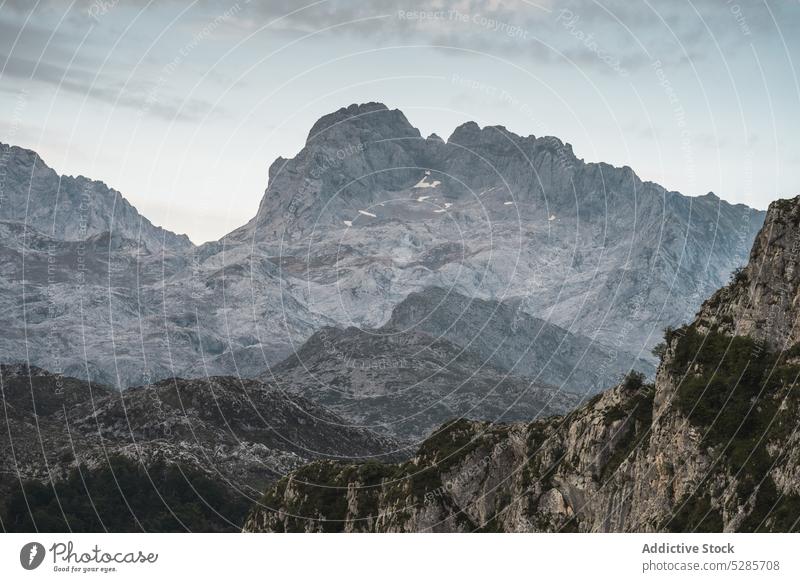 Malerische Kulisse des Bergrückens Landschaft Hochland Berge u. Gebirge Kamm Formation wolkig Natur Pflanze Felsen Ambitus malerisch Asturien Spanien