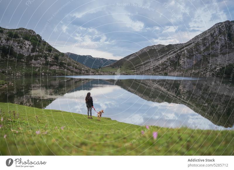 Unbekannte Frau in der Nähe eines Bergsees mit Hund Reisender Tourist Haustier Berge u. Gebirge Tal See bewundern Hochland erkunden Landschaft Asturien Spanien