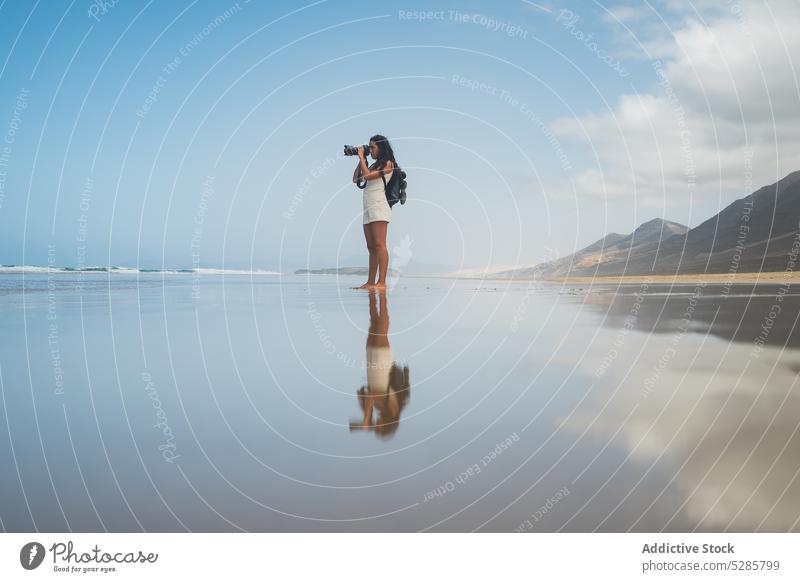 Frau fotografiert das Meer mit einer Fotokamera Fotograf fotografieren Moment Gedächtnis Fotoapparat MEER Ufer Küste Reisender jung Urlaub Meeresufer Freiheit