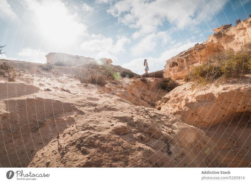 Unbekannter Reisender steht auf einer Klippe Frau bewundern Berge u. Gebirge reisen Saum Natur Felsen Urlaub Ausflug Tourismus Landschaft Abenteuer malerisch