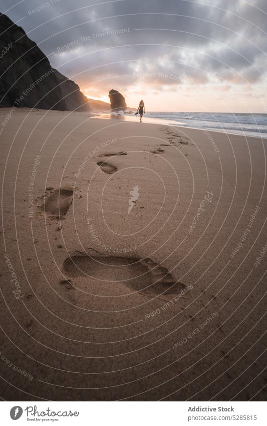 Anonyme Frau fotografiert am Sandstrand schlendern Strand Sonnenuntergang Fotoapparat Spaziergang Reisender fotografieren MEER Meeresufer Urlaub Küste winken