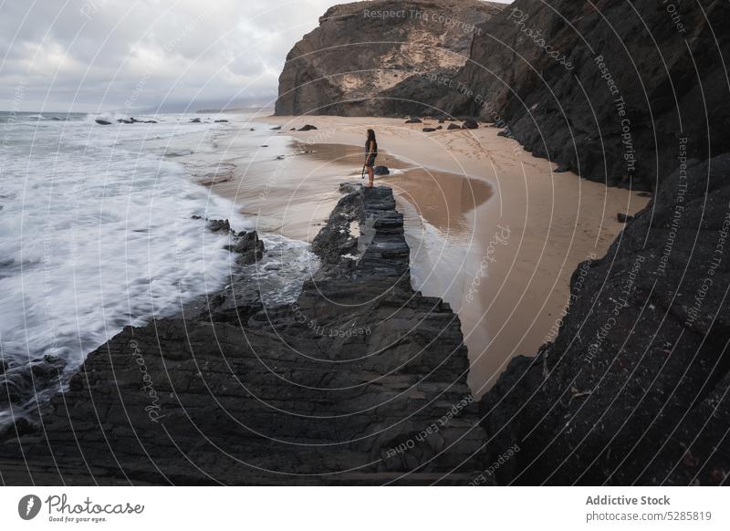 Anonyme Fotografin, die auf einer Felsklippe stehend das Meer fotografiert Frau fotografieren Moment Gedächtnis Fotoapparat felsig Klippe MEER Freiheit jung