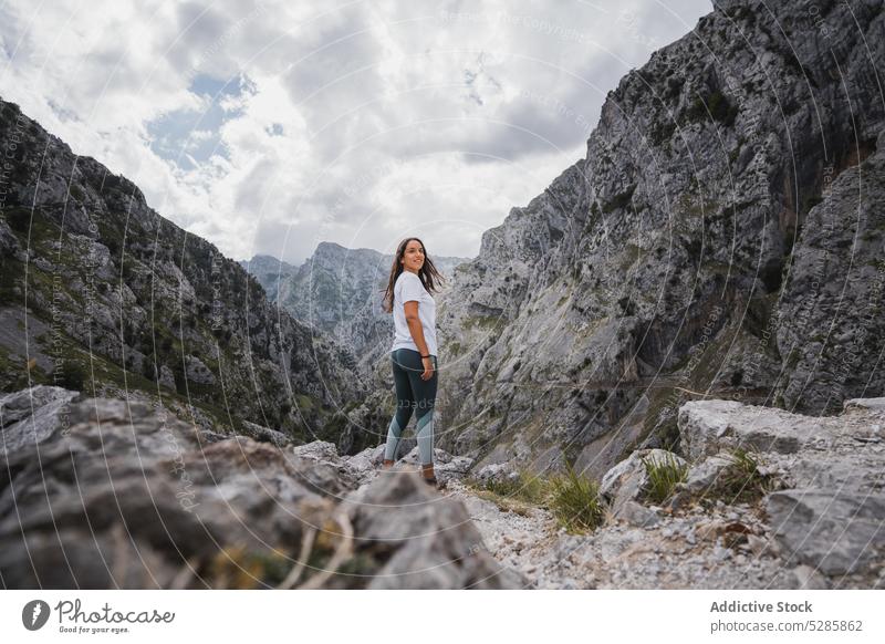 Fröhliche Frau genießt die Freiheit in den Bergen Trekking Wanderer felsig Berge u. Gebirge Reisender Stein Natur Hochland Abenteuer Spanien Berghang Asturien