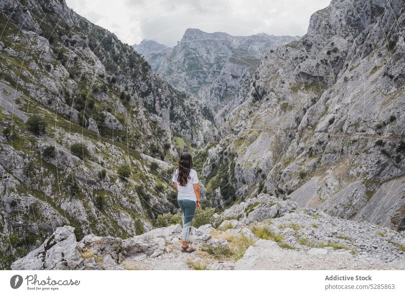 Frau genießt Freiheit in den Bergen Trekking Wanderer felsig Berge u. Gebirge Reisender Stein Natur Hochland Abenteuer Spanien Berghang Asturien reisen