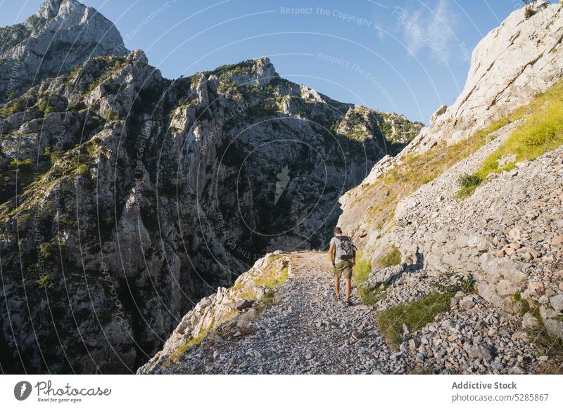 Unerkennbarer Reisender, der am Berghang spazieren geht bewundern Berge u. Gebirge Spaziergang Ausflug Natur Ambitus Landschaft Hochland Trekking Rucksack