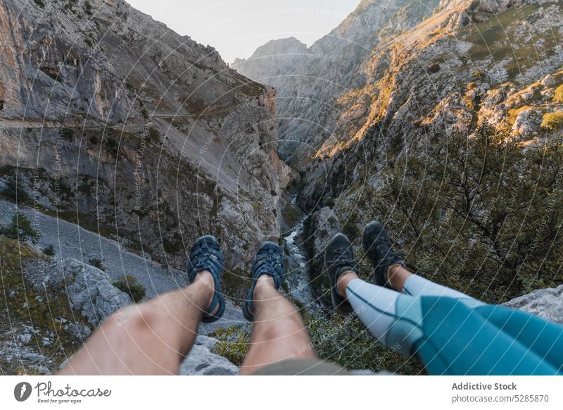 Unbekannte Touristen sitzen auf einer Felsklippe Reisender Berge u. Gebirge Trekking Wanderer bewundern Hochland felsig Wanderung Abenteuer majestätisch