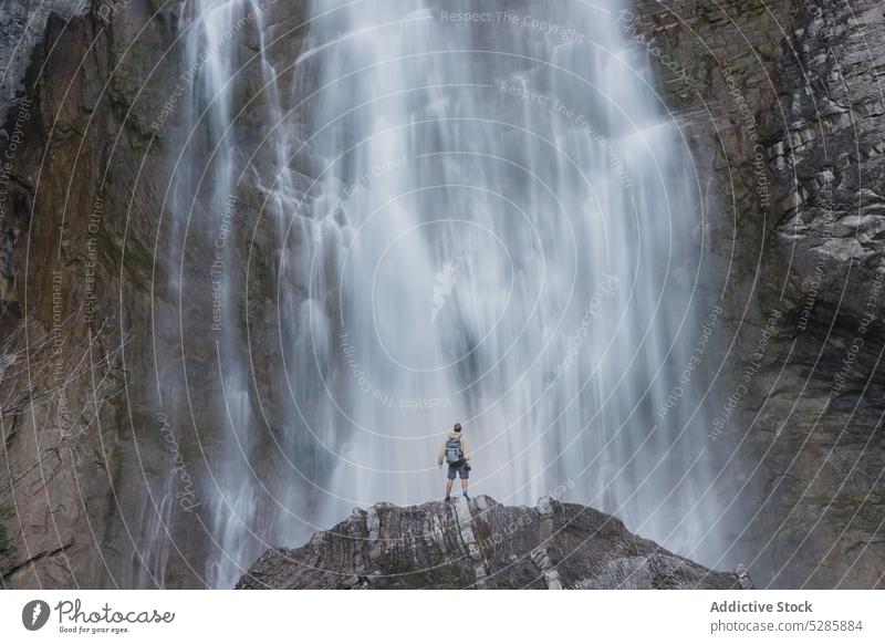 Anonymer Mann steht in der Nähe eines Wasserfalls Kaskade Reisender Tourist Großstadt ausdehnen Natur Backpacker Freiheit sorgenfrei erkunden männlich Rucksack