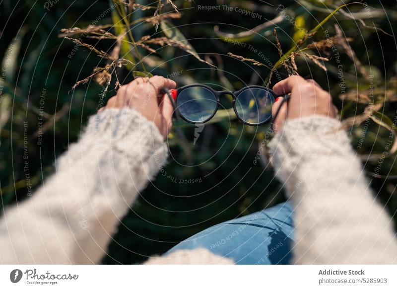Unbekannte Frau mit Brille in den Händen Wald Natur sich[Akk] entspannen Windstille ruhen Pullover Sommer Umwelt Landschaft Wochenende ruhig friedlich Harmonie