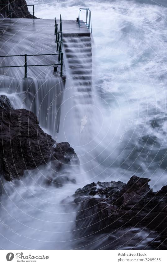Stürmische See überflutet Aussichtsplattform Aussichtspunkt Unwetter MEER platschen Kraft Wasser Umwelt Landschaft Natur winken Madeira Portugal Europa