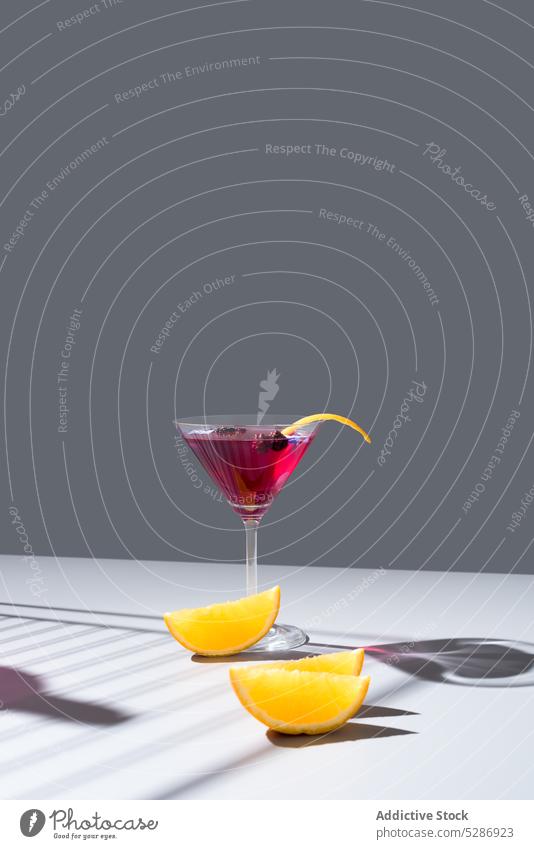 Ein Glas Beerencocktail im Studio Cocktail Alkohol Kelch Getränk Schnaps Aperitif Atelier trinken Erfrischung liquide Kristalle Geschmack Zusammensetzung Frucht