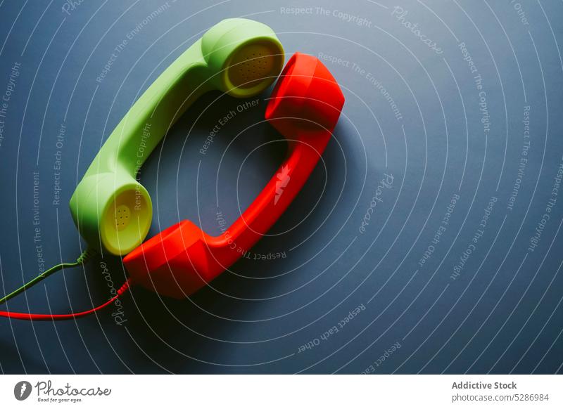 Rote und grüne Telefonhörer auf dem Tisch Mobilteil retro Liebe abstützen schließen Anschluss Entfernung Partnerschaft altehrwürdig Konzept kreativ romantisch