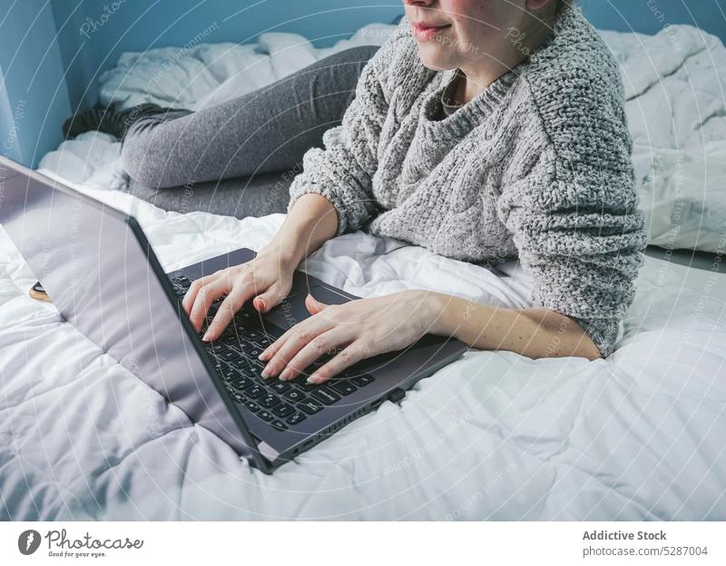 Anonyme Freiberuflerin mit Computer auf dem Bett Frau benutzend Laptop freiberuflich selbständig Browsen unabhängig Tippen Talkrunde Projekt Apparatur online