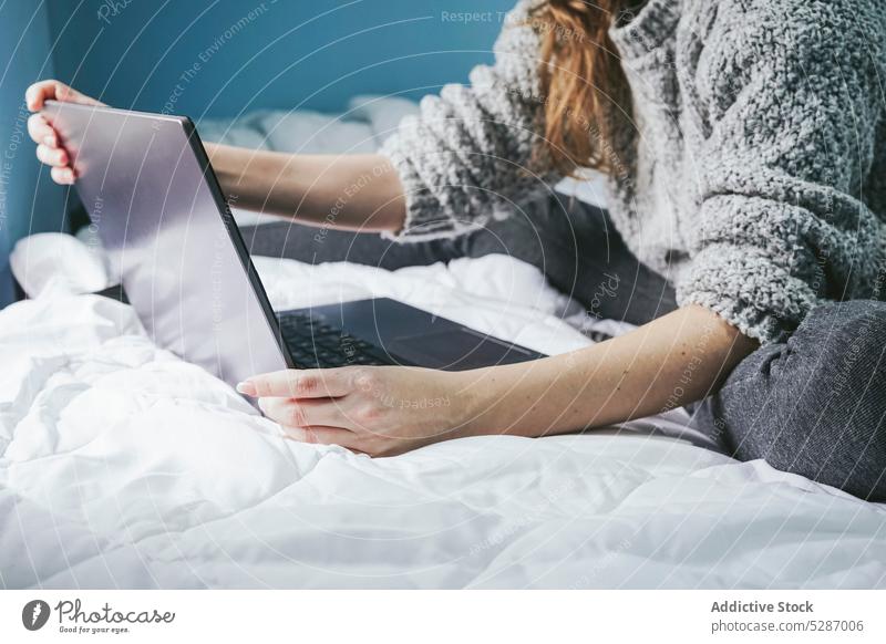 Anonyme Freiberuflerin mit Computer auf dem Bett Frau benutzend Laptop freiberuflich selbständig Browsen unabhängig Tippen Talkrunde Projekt Apparatur online