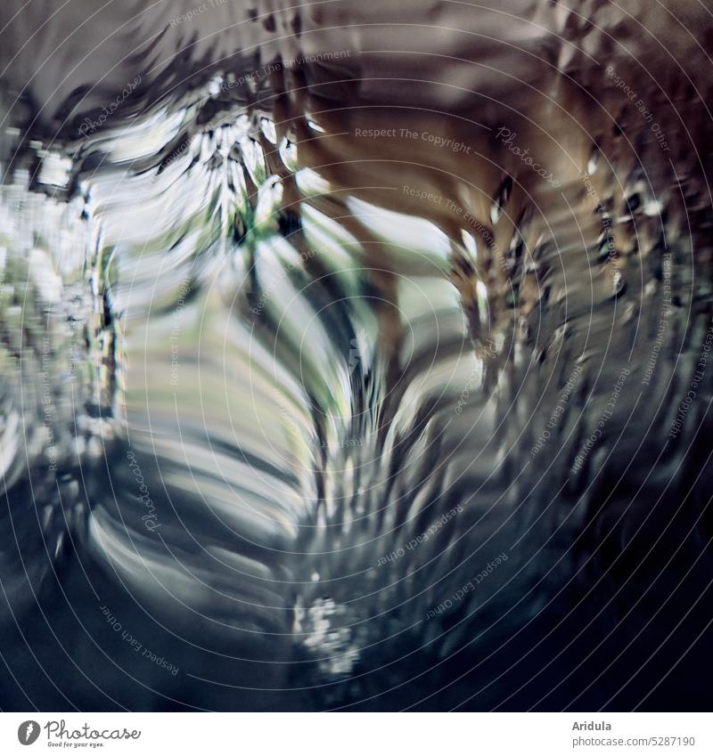 Glas und Licht Verzerrung Reflexion & Spiegelung abstrakt Unschärfe blau Strukturen & Formen Muster Detailaufnahme Vase Wellenlinie Nahaufnahme