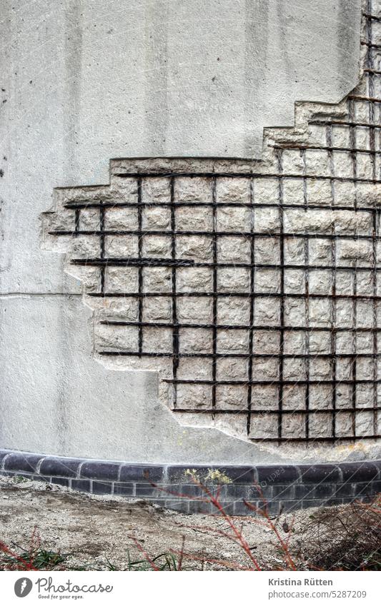 freigelegtes baustahlgitter beton mauer fassade bewehrungsstahl betonstahl drahtgitter gittermuster struktur offen kaputt abgeplatz skelett baustahlmatte statik