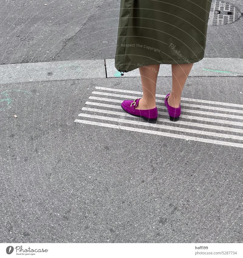 Lila Schuhe auf weissen Streifen warten lila Straßenverkehr Verkehrswege Außenaufnahme Linie Asphalt weiß Wege & Pfade Fahrbahn Stadt Strukturen & Formen