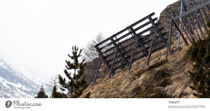 Lawinenschutzzaun in den Alpen Panorama Lawinenfangzaun Panorama des Staketenzaunes Lawinenverbauung Gefahr Sicherheit Schnee Eis Berge Schutz Tod weiß Holz