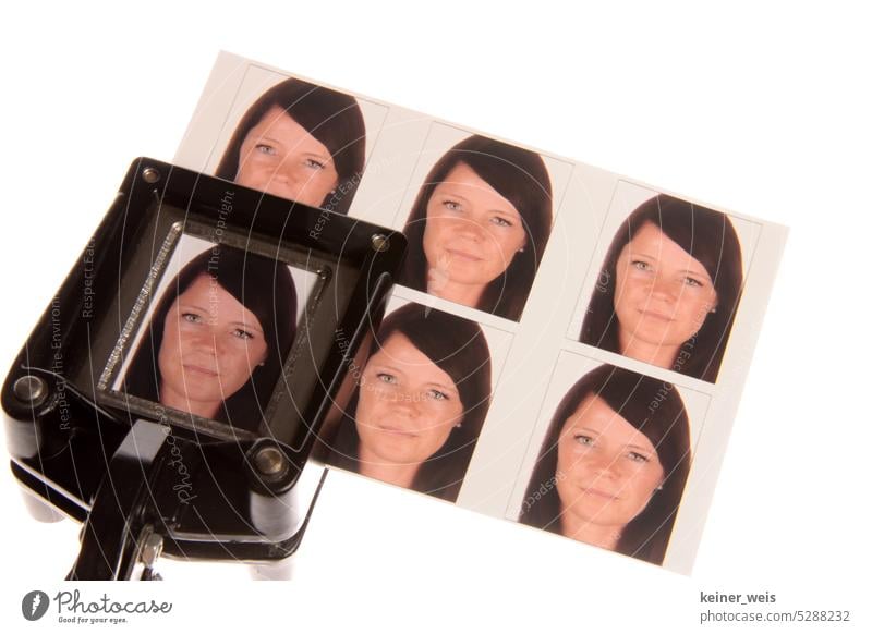 Biometrische Passbilder produzieren mit Stanzzange für professionelle Fotografen Fotografie Fotoarbeiten Stanzen Bilder Farbfoto Frau biometrische Passbilder
