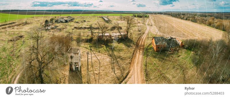 Weißrussland. Verlassene Scheune, Schuppen, Bauernhaus in der Umsiedlungszone von Tschernobyl. Tschernobyl-Katastrophe Katastrophen. Verfallenes Haus in einem weißrussischen Dorf. Ganze Dörfer müssen entsorgt werden