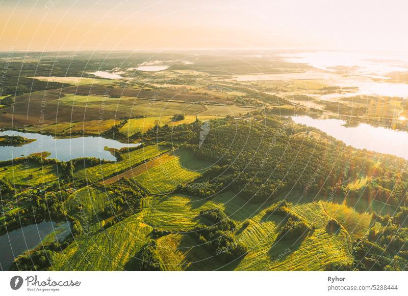 Lyepyel Bezirk, Region Witebsk, Weißrussland. Luftaufnahme von Sonnenuntergang Sonnenaufgang über Wohngebiet mit Häusern auf dem Lande. Morgennebel über Lepel See. Vogelperspektive von Lepel See