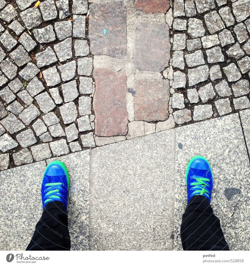 Ich steh' auf Geschichte Tourismus Städtereise Mensch feminin Beine Fuß Kultur Berliner Mauer Stadt Sehenswürdigkeit Denkmal Stein stehen alt blau grau grün