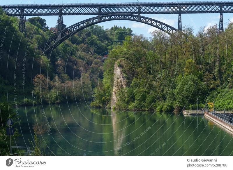 Eisenbrücke über den Fluss Adda bei Paderno April Europa Italien Lombardei Mailand Brücke Farbe Radweg Tag grün bügeln Landschaft Natur Fotografie Pflanze