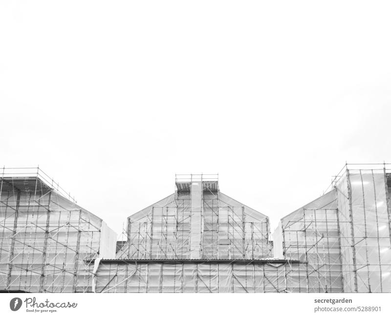 Hallenromantik minimalistisch Gebäude Architektur Schwarzweißfoto verhüllt Baustelle Hamburg Menschenleer Außenaufnahme Bauwerk Froschperspektive Fassade Himmel