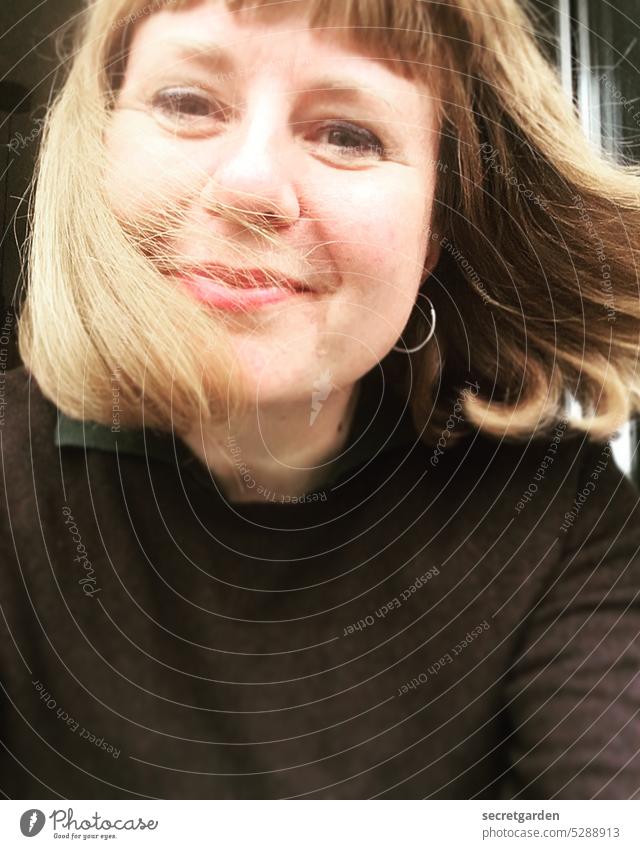 [1600] Photocase, I love you Frau Lächeln Wind Haare blond Gesicht Ohrringe Freude Emotion emotional Glück hübsch Haare & Frisuren Lifestyle attraktiv schön