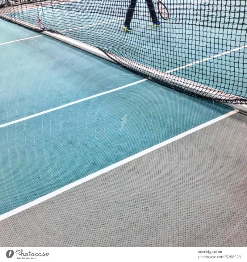 Spiel, Satz und Sieg. Tennis Tennishalle Tennisnetz spielen Fussboden Markierungslinie blau grau Netz Sport Spielen Freizeit & Hobby Ballsport Linie Beine
