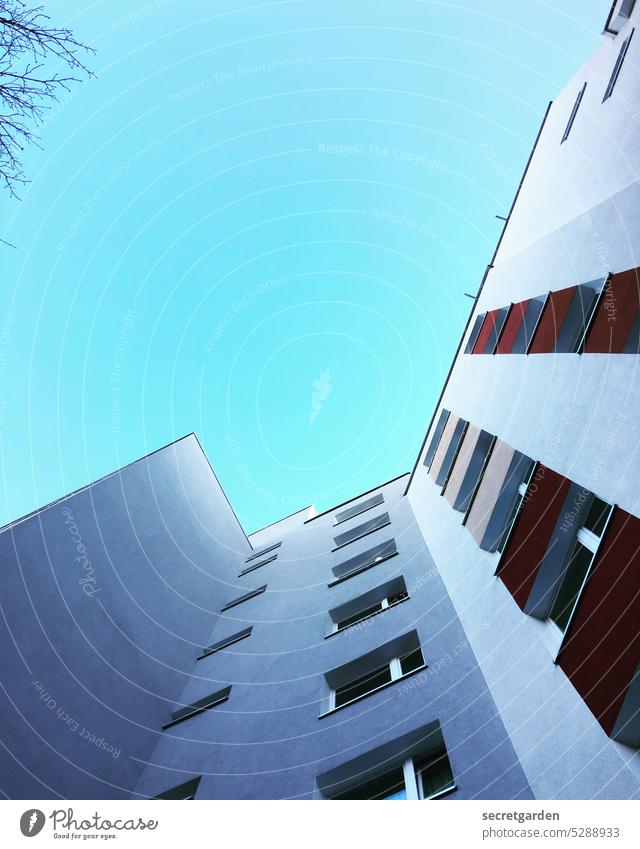 Froschperspektive | Alles nur Fassade Himmel Architektur Hochhaus Gebäude blau hoch bedrohlich Dachkante springen Strukturen & Formen Außenaufnahme Stadt