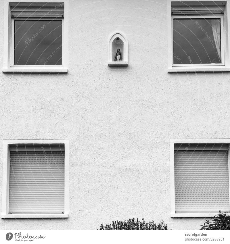 [MainFux 2023] Mamma Mia! Hauswand Religion & Glaube religiös Schwarzweißfoto Fassade Maria Mutter Gottes Figur Nische Fenster Christentum Hoffnung Statue