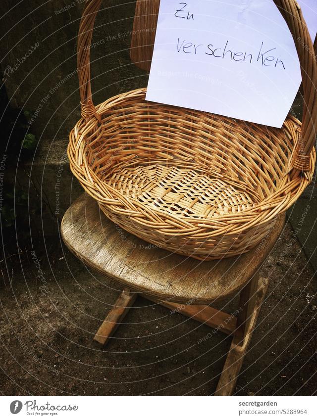 Ohne Wert. verschenken Geschenk Straße Stuhl gratis umsonst draußen kostenlos Hinweisschild Schilder & Markierungen Farbfoto weiß Text Schreibschrift Korb