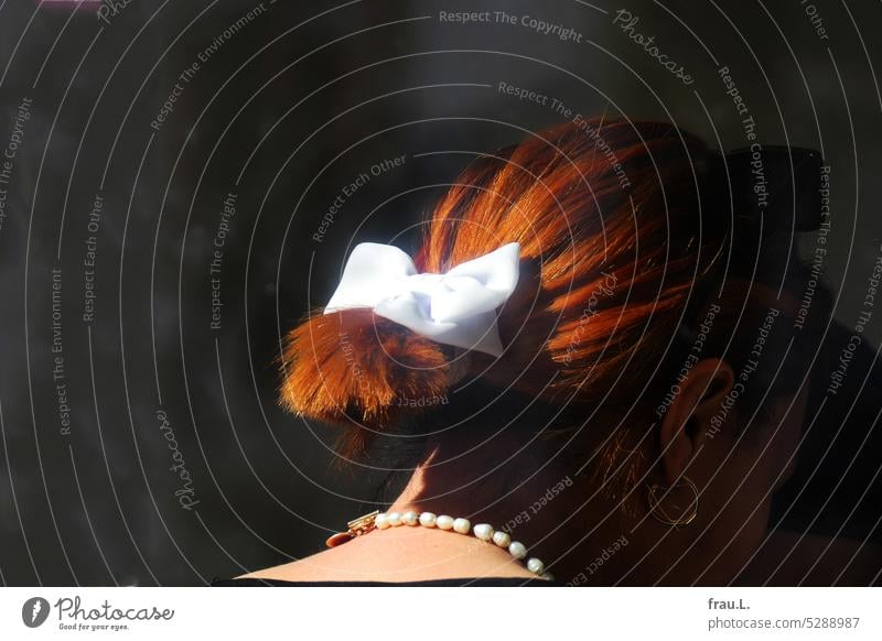 Weiße Schleife Kopf Rücken Haarschleife Frau Schmuck Perlenkette rothaarig