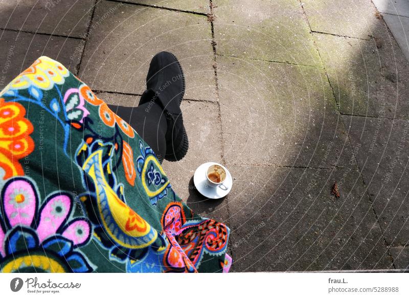 Bunter Rock mit Kaffeetasse Kaffeepause Espressotasse Samt Bein Stiefel Fuss Bürgersteig Gehweg sitzen Frau Sonnenlicht Kaffeetrinken Café Tasse genießen
