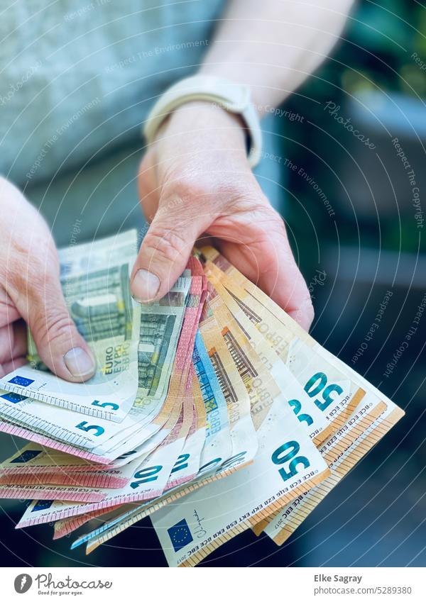 Euro Geldscheine in den Händen ... wer hat der hat Banknote Bargeld Finanzen bezahlen Business Einkommen Wirtschaft kaufen finanziell Gewinn