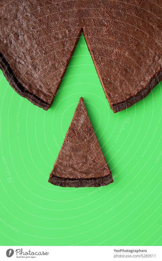 Schokoladenkuchenscheibe, isoliert auf grünem Hintergrund oben gebacken Transparente schwarz braun Kuchen Kalorien Tabelle kreisen Nahaufnahme Kakao Farbe