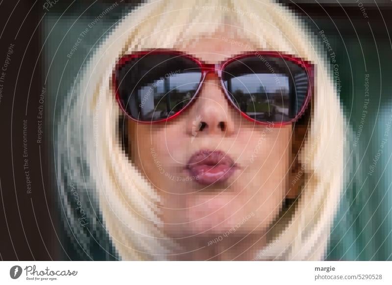 Selbstsichere, selbstbewusste blonde Frau verpixelt Gesicht Mund Brille Porträt feminin selbstbewußt Lippen Mensch Erwachsene Pixel pixelkunst blondes Haar