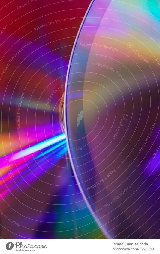 bunte Neonlichter im Hintergrund, Spiegelung einer Compact Disc Lichter neonfarbig Strahlen Lichtstrahlen Laser Farben farbenfroh rot roter Hintergrund
