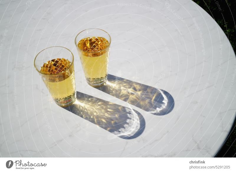 Apfelweingläser stehen in Sonne auf weißem Tisch und werfen Schatten Glas Wein Äppler Gespritzter Sauergespritzter Hessen Apfelsaft Getränk Erfrischung