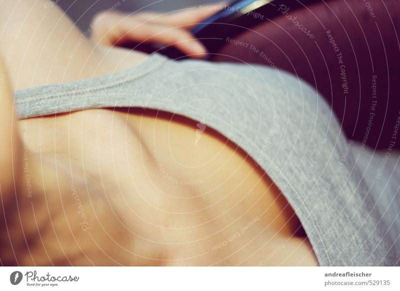 Kurvenlage. Fitness Sport-Training feminin Junge Frau Jugendliche 1 Mensch 18-30 Jahre Erwachsene atmen Brust abstützen Erotik Einblick T-Shirt Stuhl