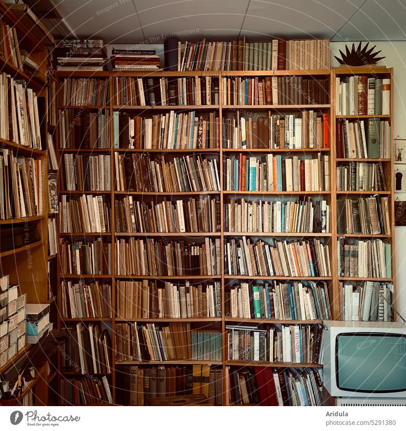 Bücherwand | 70er Arbeitszimmer Buch Bücherzimmer Bibliothek Bildung Literatur lesen Wissen Papier Büchersammlung Bücherregal Regal alt 70er Jahre 70s