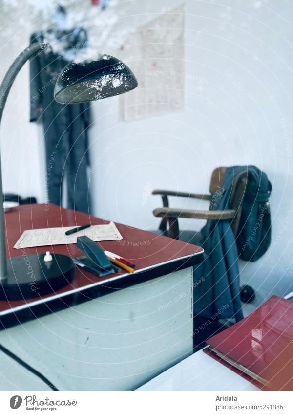 Blick durchs Fenster | 50er Werkstattbüro Schreibtisch Büro leer Tisch Stuhl Lampe Schreibtischlampe Unterlagen Stifte Ordner Tacker Blaumann Tankstelle