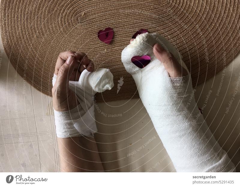[MainFux 2023] Die Arme Gips krank gebrochen Tisch Herz Konfetti verletzt Schmerz Unfall Pflege Gesundheit geduldig Medizin Unterstützung Hand Frau weiß