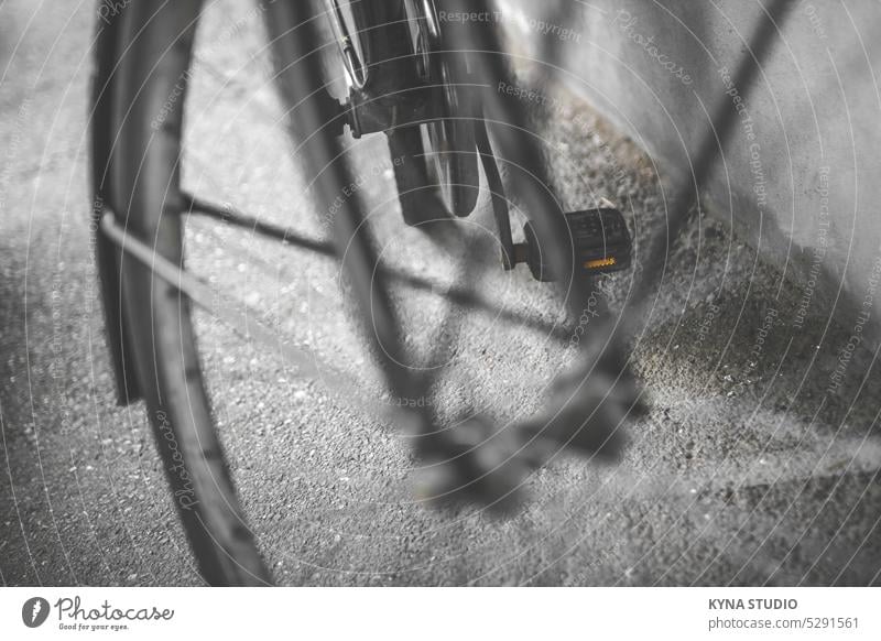Stadtrad altehrwürdig Grunge verwittert Italienisch Nostalgie Fotografie dunkel getönt Biker abschließen traditionell Sattel Wand Stil Makro Bokeh gealtert