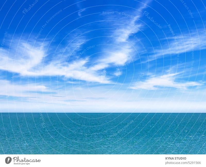 Ruhiges Meer Wolkenlandschaft abstrakt wolkig Küste Feiertag Raum malerisch Freiheit Saison Sonnenlicht hell übersichtlich Skyline Wetter niemand Oberfläche