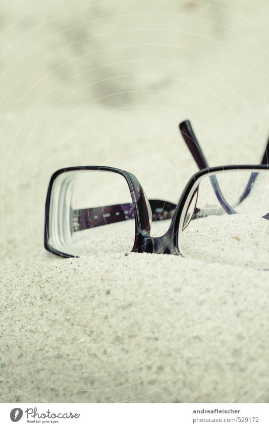 Ostsee. Brille trendy Sand Strand Brillengestell schwarz liegen Erholung blind Sehtest Farbfoto Außenaufnahme Nahaufnahme Menschenleer Textfreiraum oben